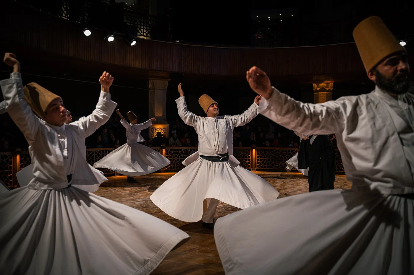 Konya’da birlikte semâ eden dervişler